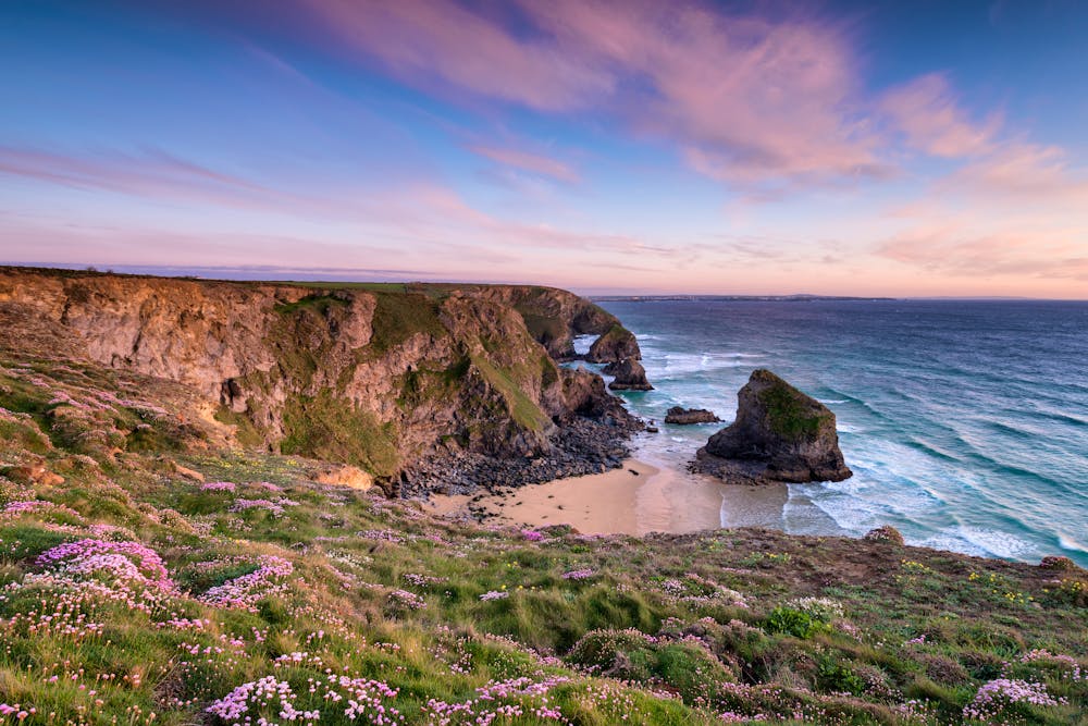 Cornish Coast - Cornwall &ndash; &copy; Helen Hotson - Adobe Stock