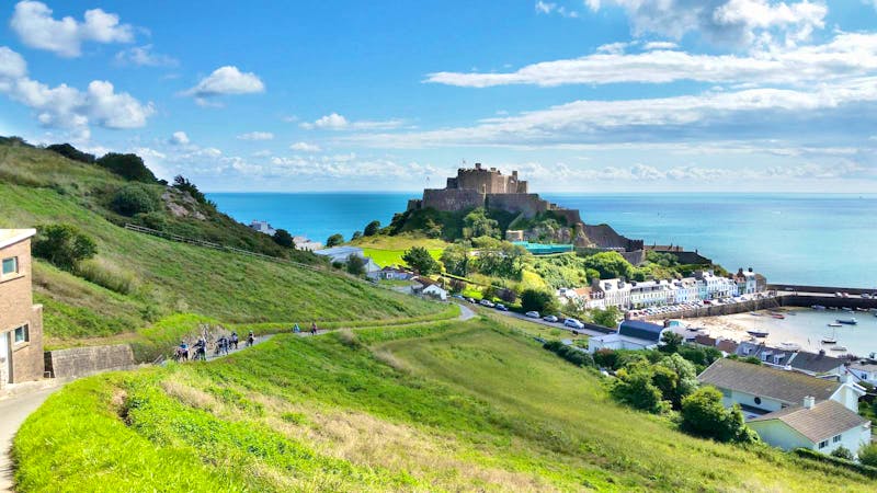 Blick auf Gorey mit Mont Orgueil Castle und Radweg - ©Eberhardt TRAVEL
