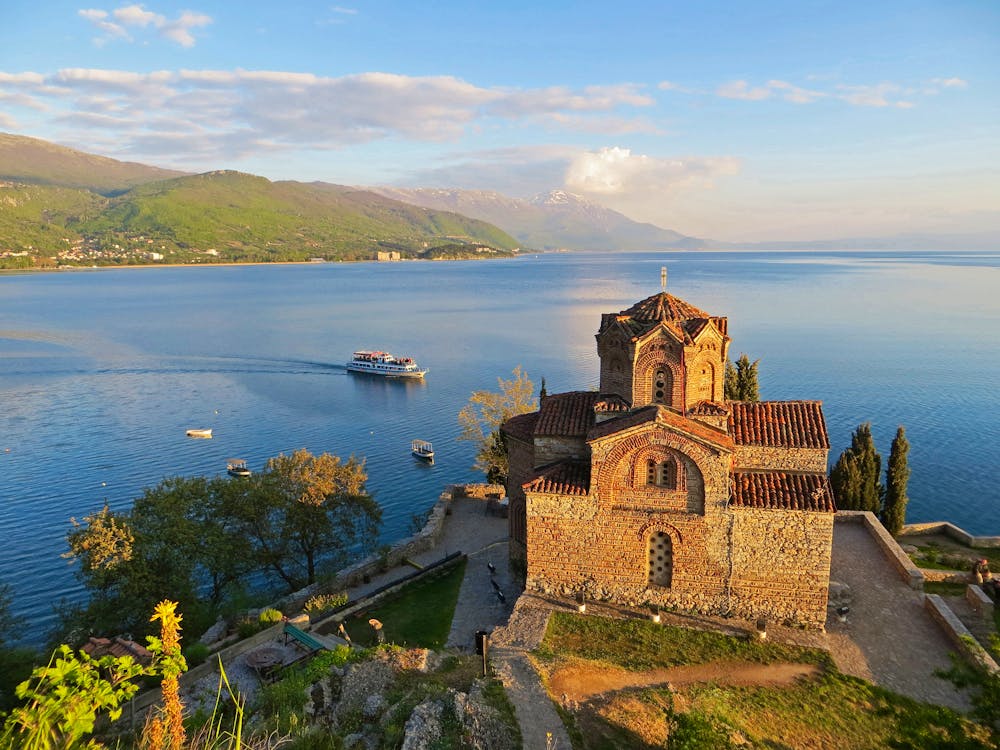 Kloster Jovan am Ohridsee in Mazedonien &ndash; &copy; bolderdi15 - Fotolia