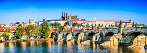 Prag Karlsbrücke - Tschechien &ndash; &copy; Emi Cristea | www.Emiphotostock.com - Adobe Stock