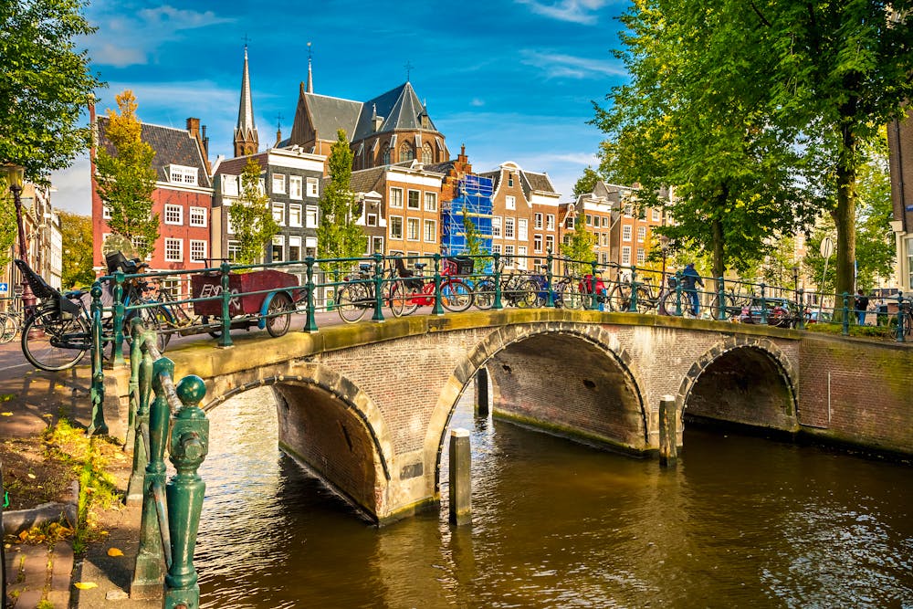 Kanal und Bruecke in Amsterdam &ndash; &copy; sborisov - Fotolia