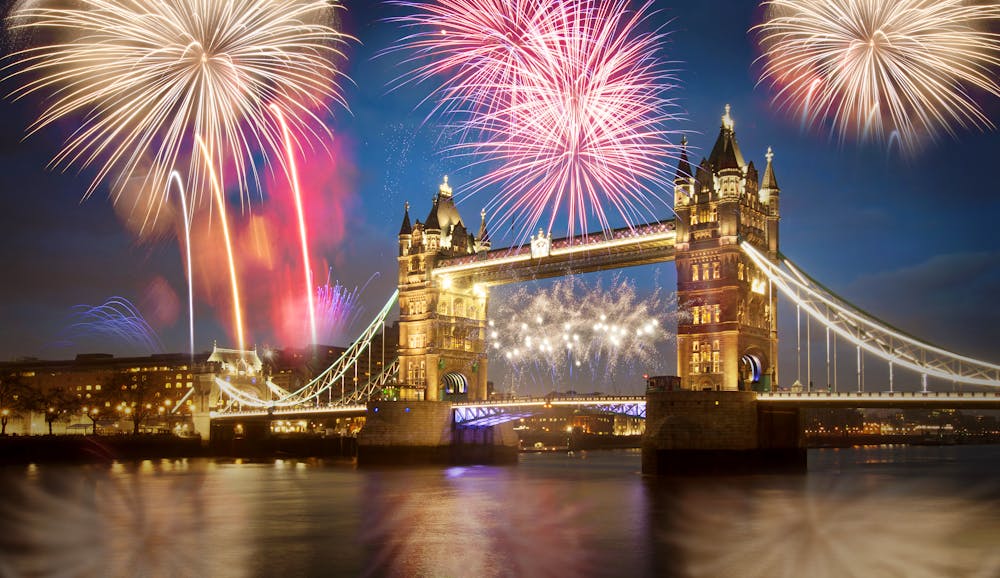 Tower Bridge mit Feuerwerk &ndash; &copy; Melinda Nagy - Fotolia