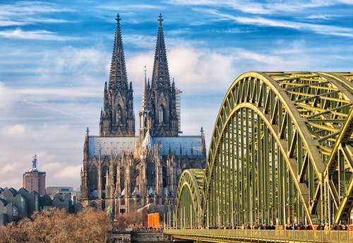 Blick auf den Kölner Dom und die Hohenzollernbrücke &ndash; &copy; Shchipkova Elena - AdobeStock