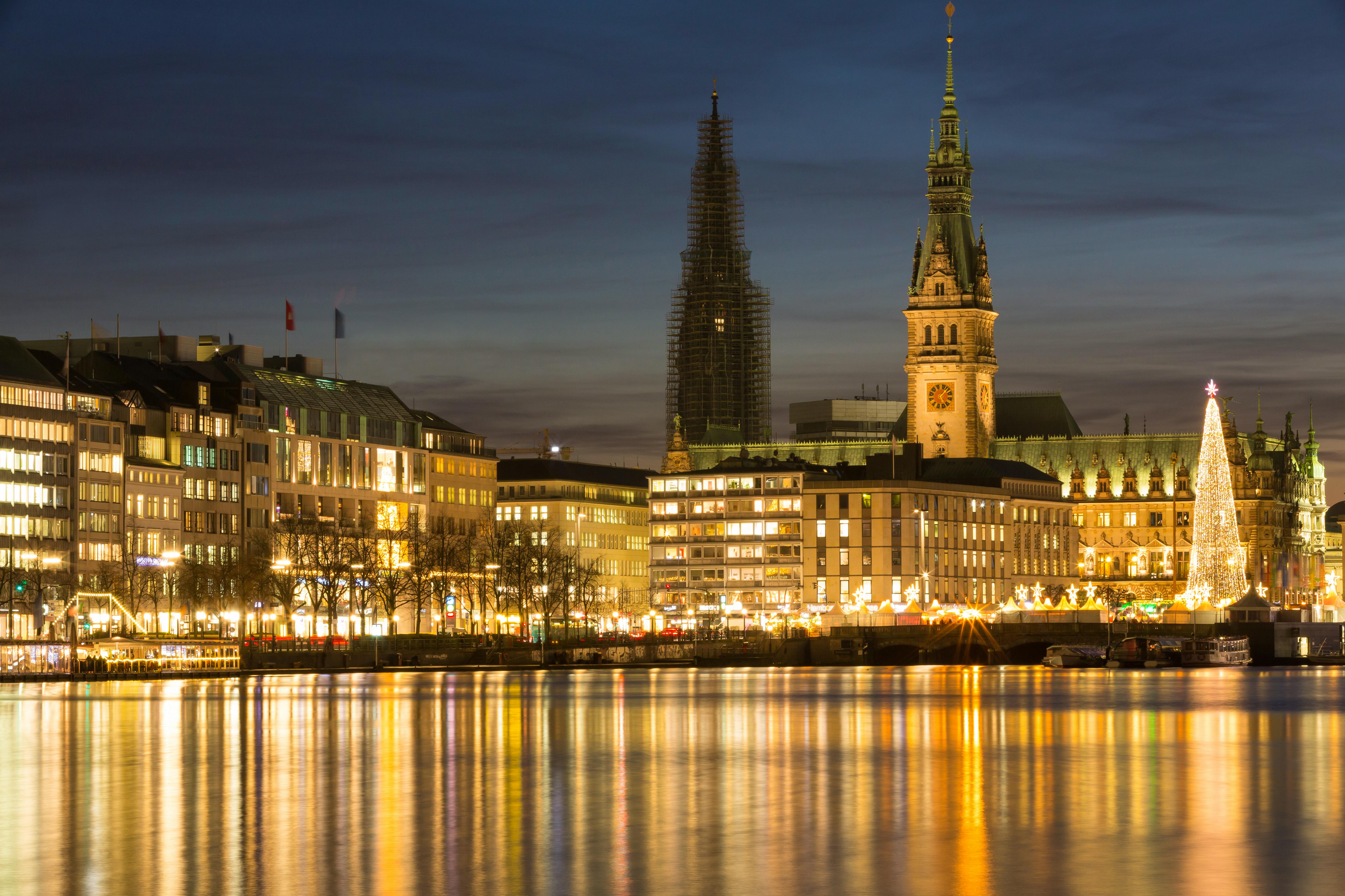 Das Rathaus von Hamburg im Winter - &copy;Kara - AdobeStock