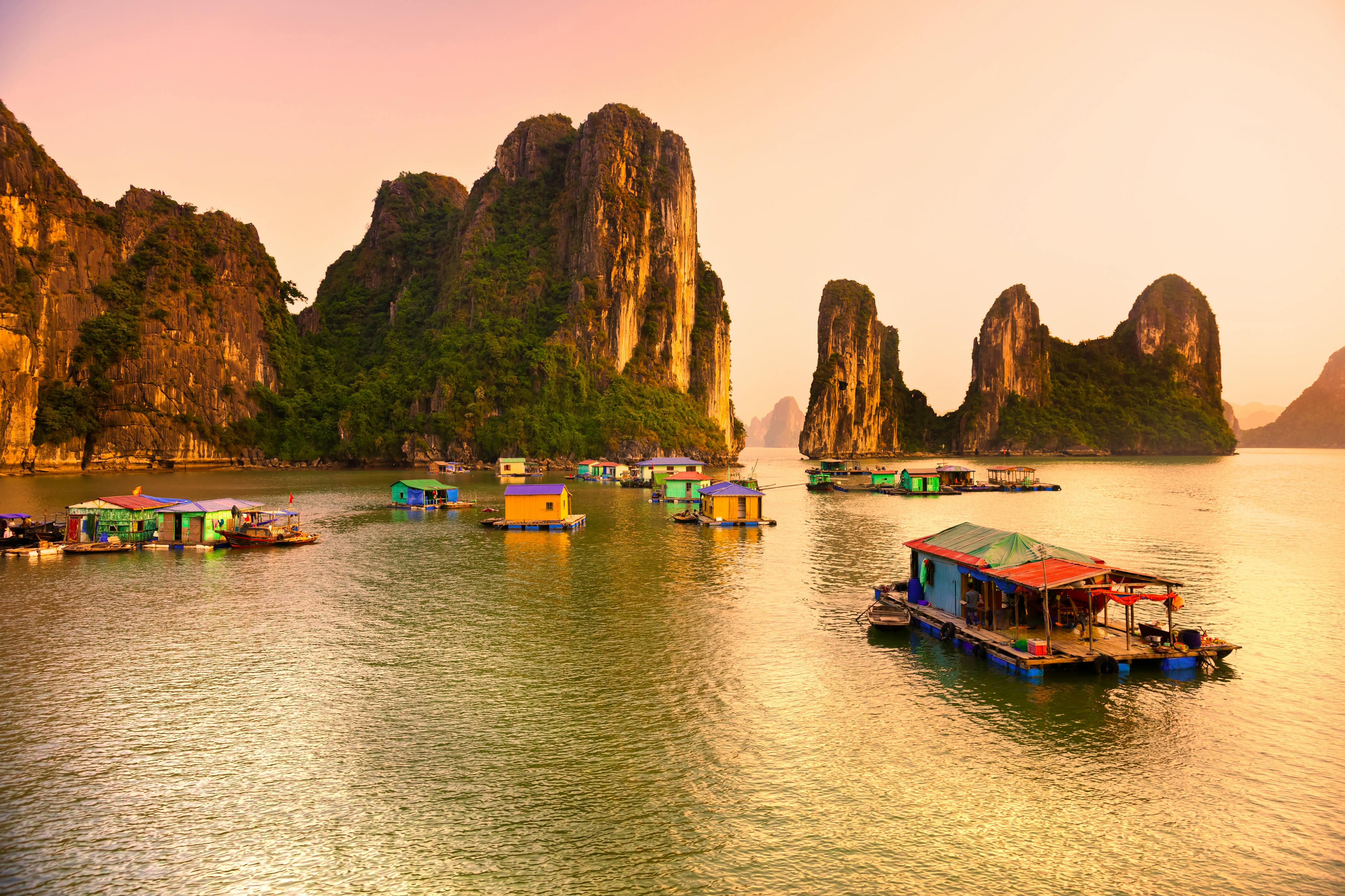 Ha Long Bucht in Vietnam – © Luciano Mortula - Adobe Stock