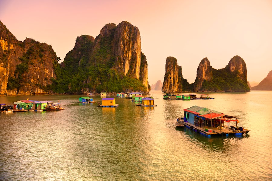 Ha Long Bucht in Vietnam – © Luciano Mortula - Adobe Stock