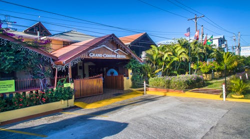 Außenansicht des Grand Coastal Hotels – © Grand Coastal Hotel