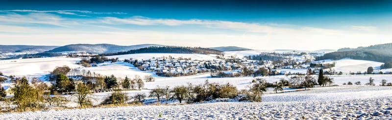 verschneite Hügellandschaft im Spessart - ©dietwalther - AdobeStock