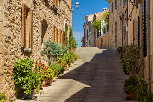 Gasse in Alcudia &ndash; &copy; 2014 by olaf schlueter - Adobe Stock