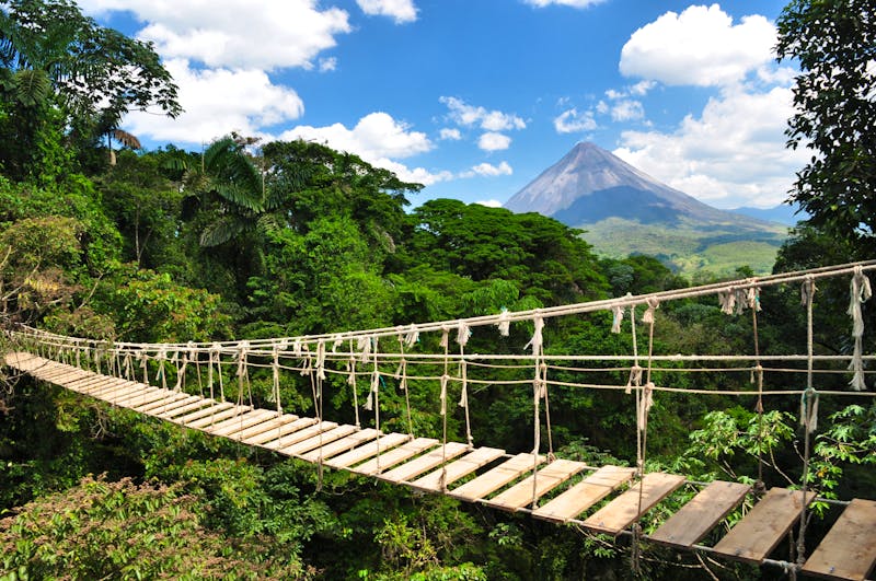 Regenwald und Vulkan Arenal in Costa Rica - ©platynus - Fotolia