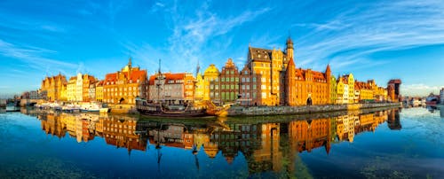 Blick vom Fluss auf die Promenade in Danzig &ndash; &copy; Nightman1965 - Fotolia