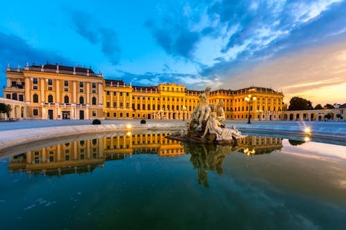 Schloss Schönbrunn in Wien am Abend &ndash; &copy; vichie81 - Fotolia