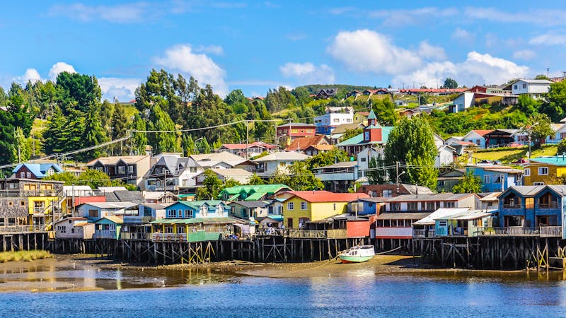 Stelzenhäuser von Chiloe - ©Surfing the Planet - Adobe Stock