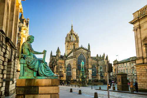 Edinburgh - Royal Mile &ndash; &copy; f11photo - Adobe Stock