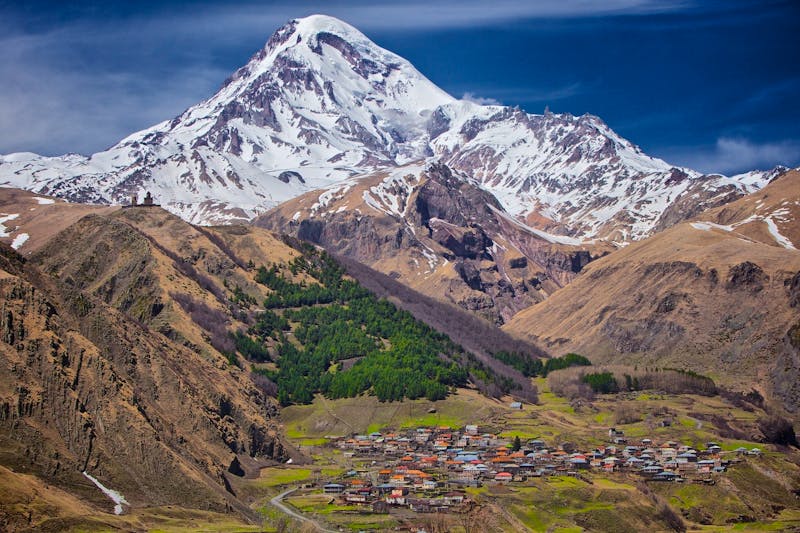 Siedlung Kasbek am Fuß des Berges Kasbek - ©Vizit Armenia