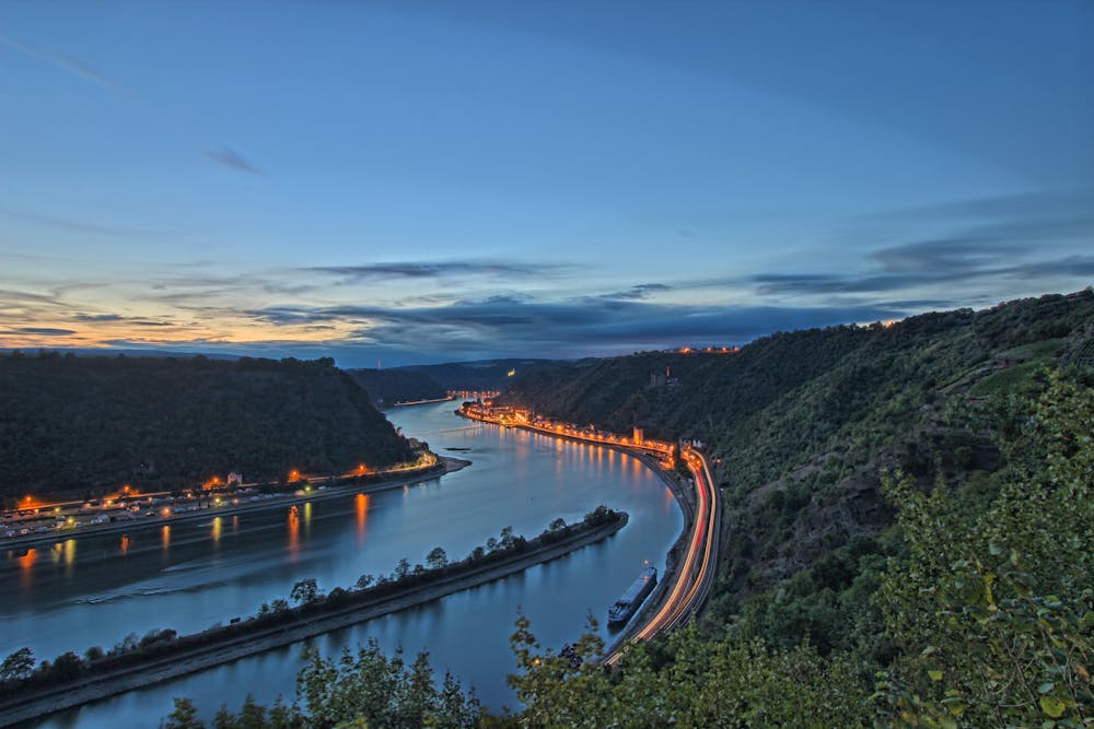 Blick von der Loreley auf den Rhein &ndash; &copy; hespasoft - AdobeStock