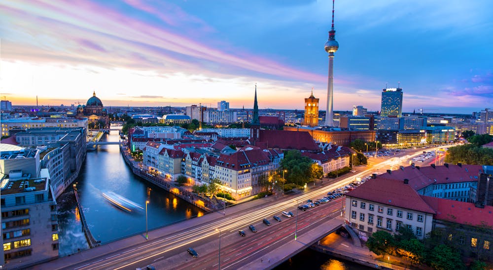 Berlin bei Sonnenuntergang &ndash; &copy; pixelklex - AdobeStock