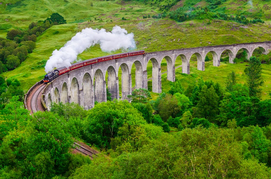 Jacobite Steam Train - Glennfinnan Viadukt – © Martin MOLCAN - Adobe Stock