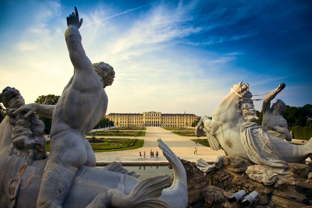 Reiter-Skulpturen am Schloss Schönbrunn &ndash; &copy; Bruder Jakob - Fotolia