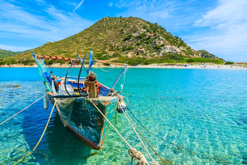 Sardinien – altes Fischerboot in der Punta Milentis Bucht - &copy;PAWEL KAZMIERCZAK – AdobeStock