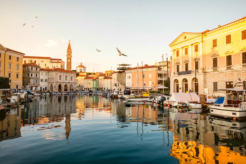 Blick auf Piran von der Bucht bei Sonnenuntergang - &copy;rh2010 - Fotolia