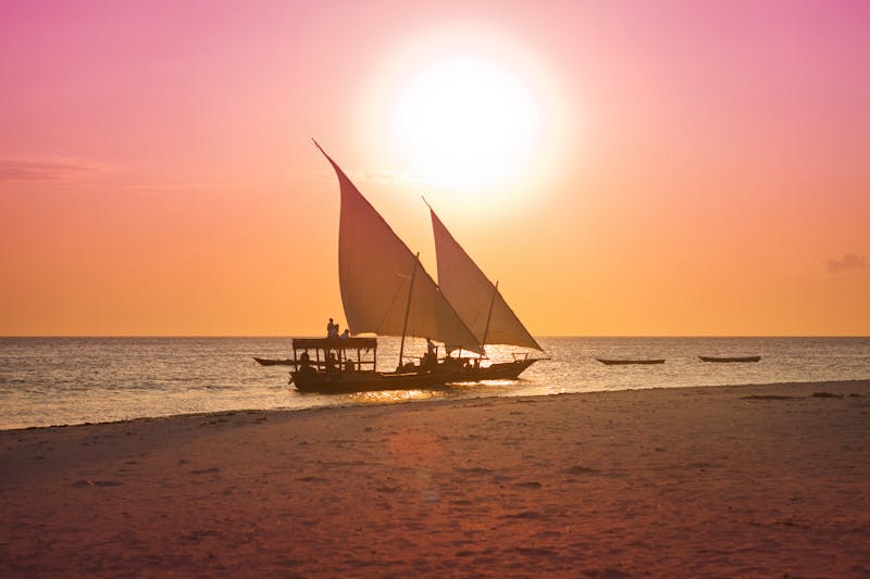 Dhau-Boote in der Abendsonne - ©Ramona Heim - Fotolia
