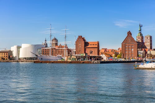 Hansestadt Stralsund mit Ozeaneum &ndash; &copy; haiderose - Fotolia