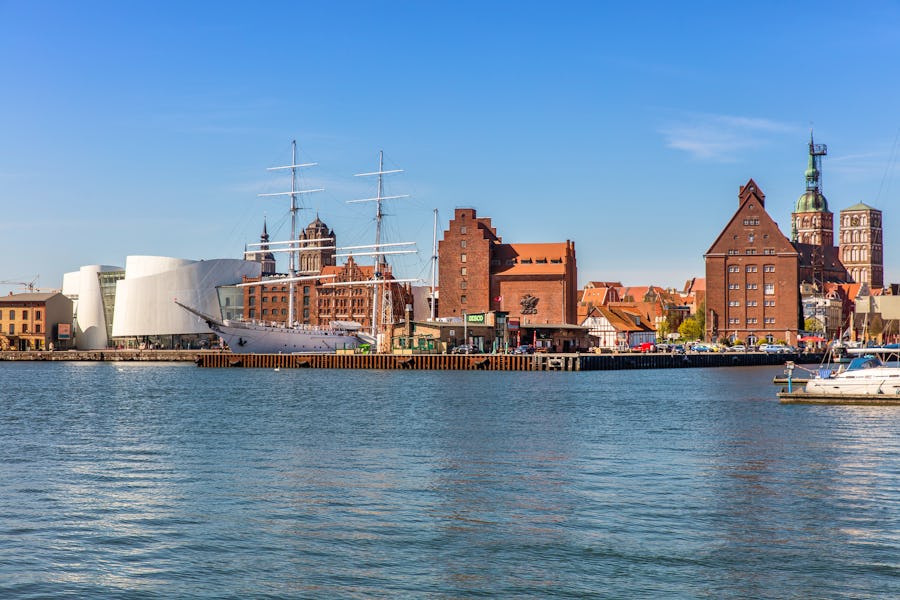 Hansestadt Stralsund mit Ozeaneum – © haiderose - Fotolia