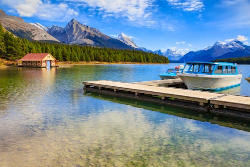 Maligne Lake im Jasper Nationalpark &ndash; &copy; alexen_zhukov@ukr.net - Adobe Stock