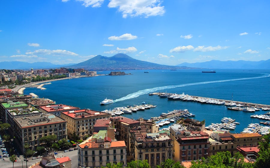 Neapel - Panoramablick auf den Golf von Neapel und den Vesuv – © WWW.MARCOVARRONE.COM – Adobe Stock