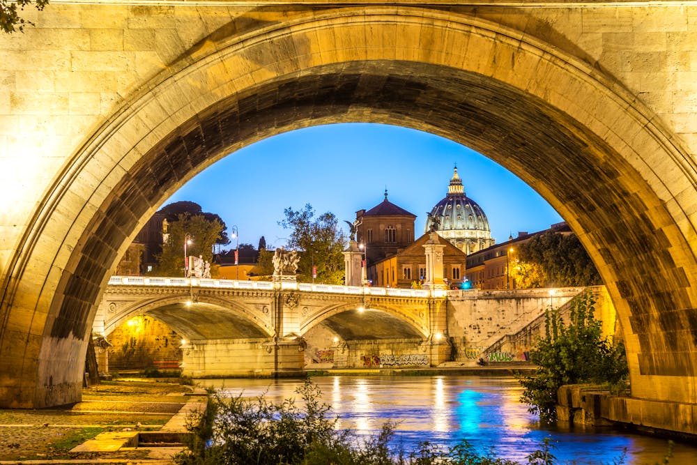 Rom - Tiberbrücken und Petersdom &ndash; &copy; jon_chica - Fotolia