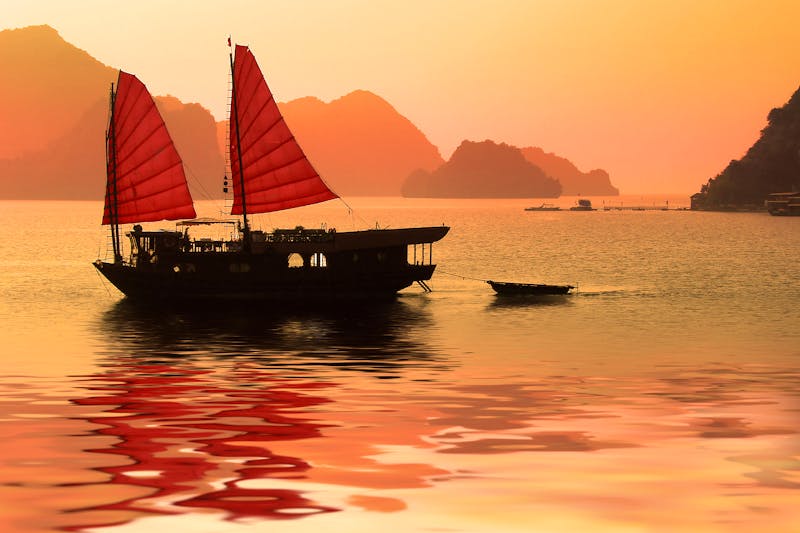 Halong-Bucht am Abend - ©Delphotostock - Fotolia