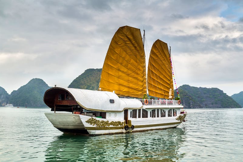 Boot in der Halong-Bucht - ©Vladyslav Danilin - Fotolia