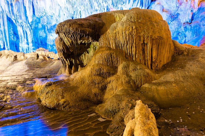 Höhle bei der Halong-Bucht - ©Maxim Boldyrev