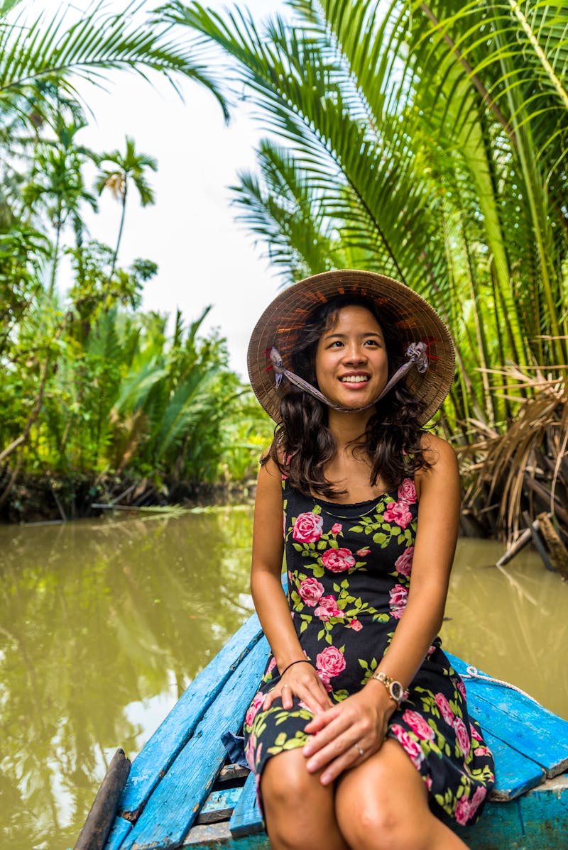 Mädchen auf dem Fluss - ©Simon Dannhauer - AdobeStock