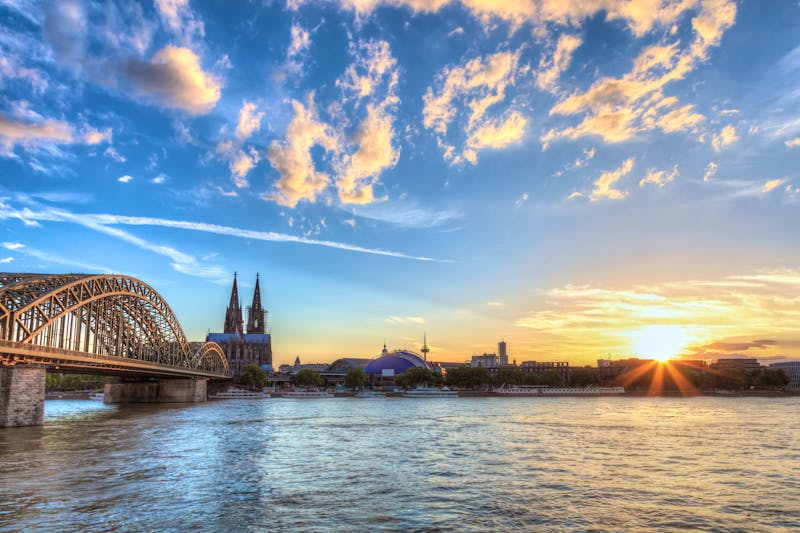 Kölner Dom und Skyline bei Sonnenuntergang - ©Noppasinw - Fotolia