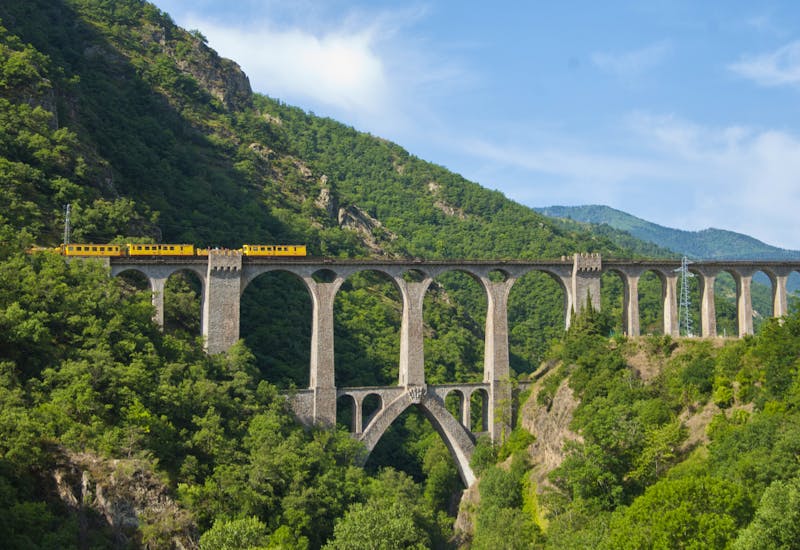 Gelber Zug - ©Ibfotomotor - Fotolia