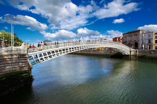 Halfpenny Bridge Dublin &ndash; &copy; Wojtek Bartkowski - Adobe Stock