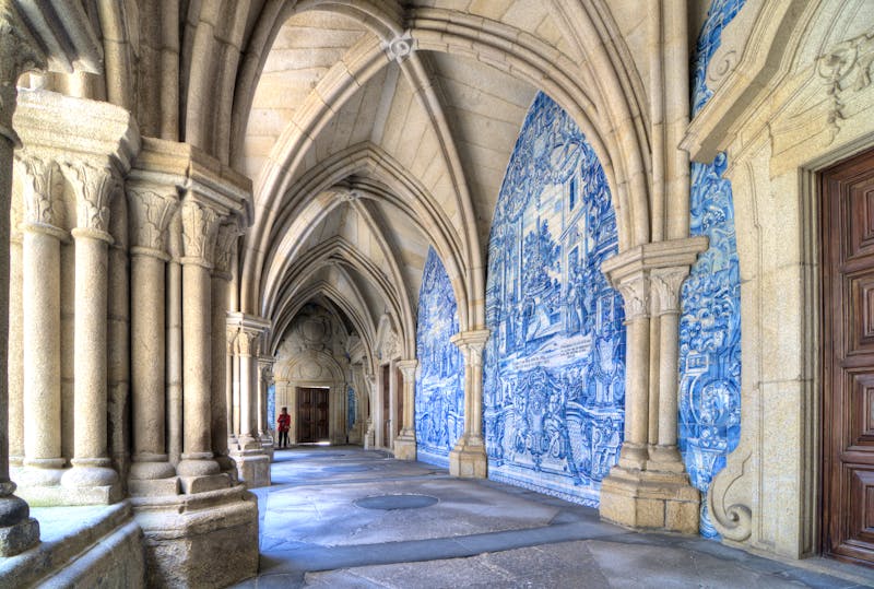 Kreuzgang in der Kathedrale von Porto - ©2015 Carson Liu - Adobe Stock