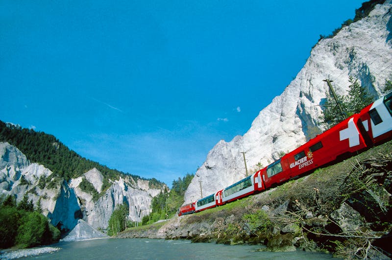 Glacier-Express - Fahrt entlang der Rheinschlucht - ©Tibert Keller - Rhaetische Bahn