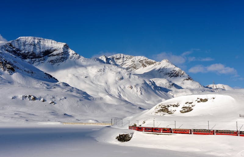 Bernina-Express_Lago Bianco_am_Berninapass_Winter - ©Tibert Keller, Rhaetische Bahn