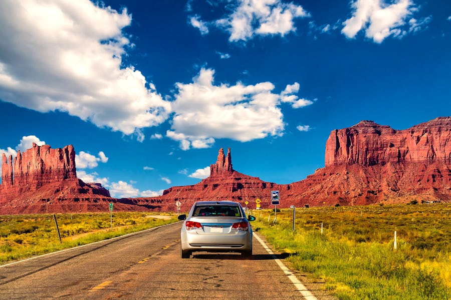Fahrt durch das Monument Valley - West USA – © Michael Urmann - Fotolia