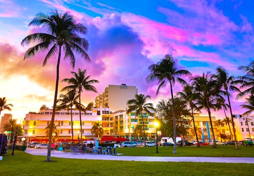 Ocean Drive - Miami Beach &ndash; &copy; TONO BALAGUER - Adobe Stock