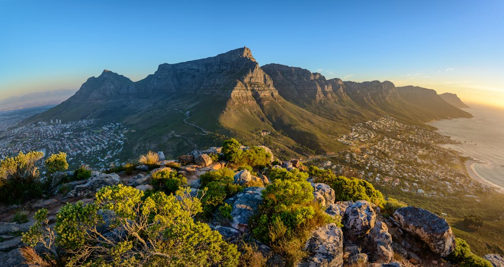 Blick auf den Tafelberg &ndash; &copy; rogerdelaharpe - AdobeStock