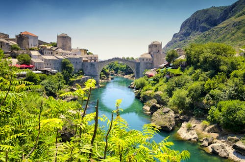 Blick auf alte Brücke in Mostar, Bosnien und Herzegowina &ndash; &copy; lukaszimilena - Adobe Stock