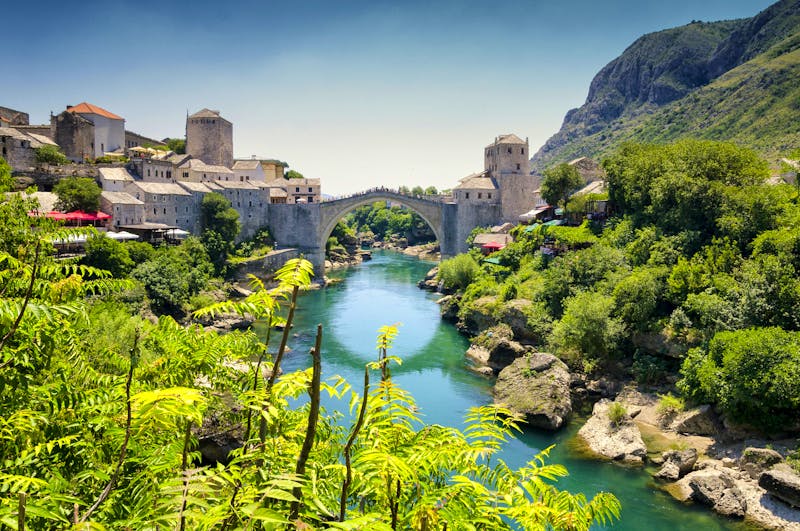 Blick auf alte Brücke in Mostar, Bosnien und Herzegowina - ©lukaszimilena - Adobe Stock
