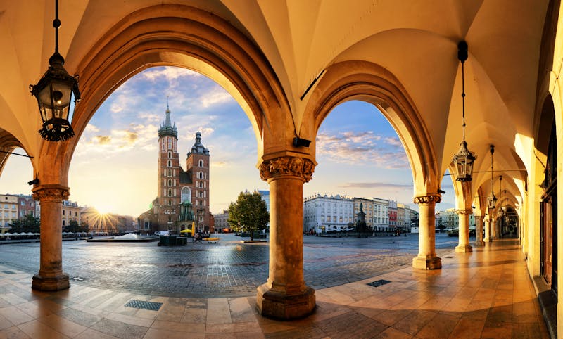 Marktplatz in Krakau bei Sonnenaufgang - ©TTstudio - Adobe Stock