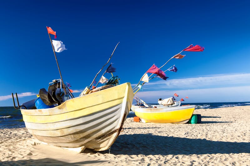 Boote am Strand der polnischen Ostsee - ©arsdigital - Adobe Stock