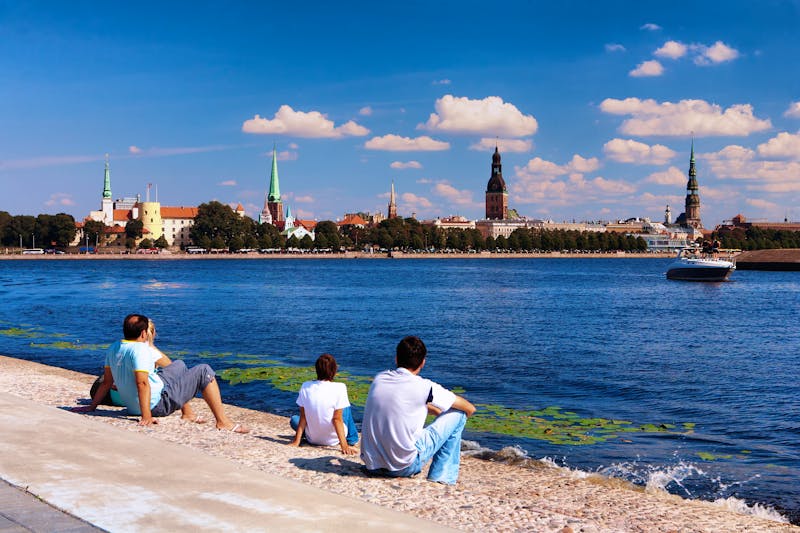 Touristen am Fkussufer in Riga - ©victorgrow - Adobe Stock