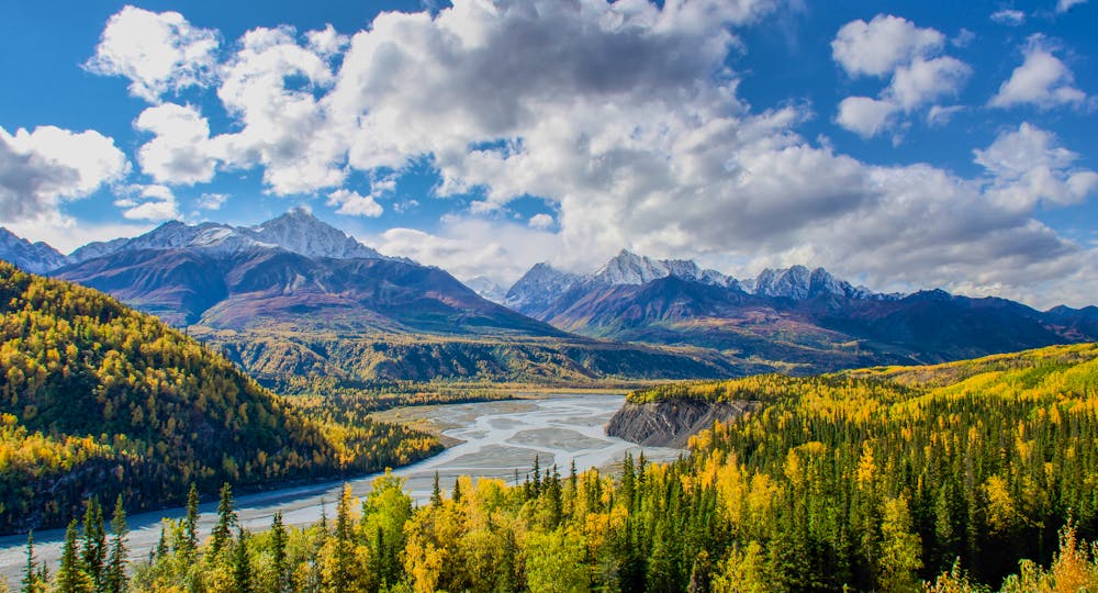 Alaska – Matanuska River unterhalb der Chugach Mountains &ndash; &copy; Rocky Grimes 2015 – AdobeStock